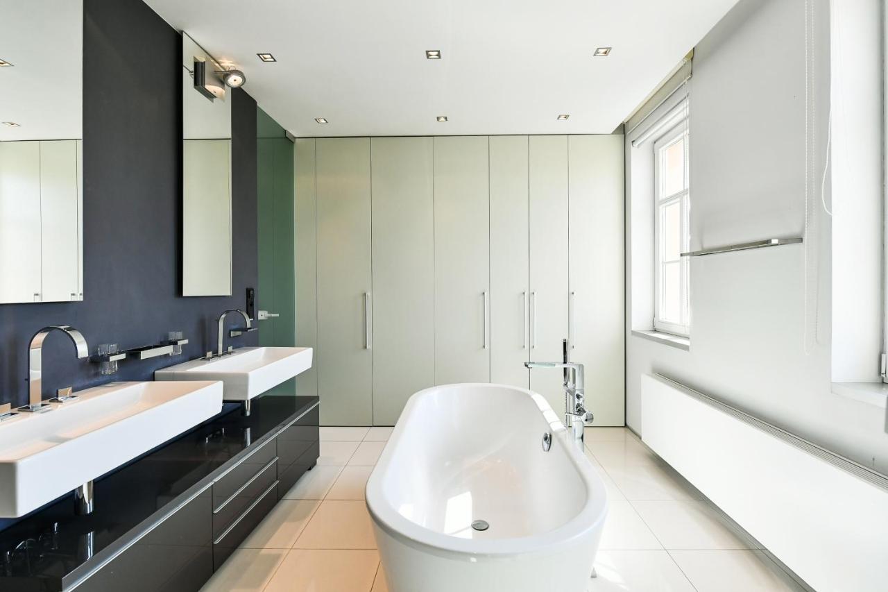Luxury Central Penthouse With Sauna, Terrace, 250M2, 5Bdrm, 3Bthrm Prag Exteriör bild