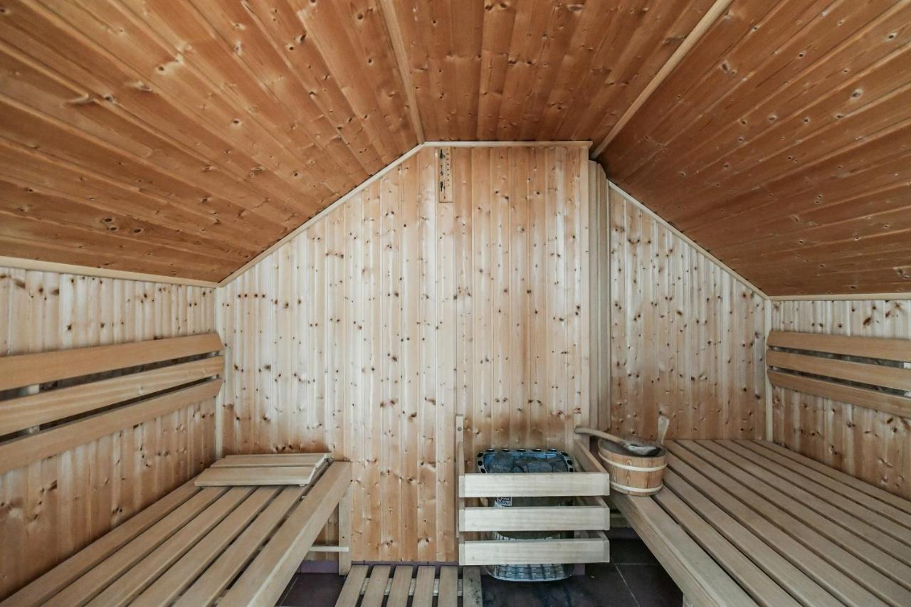 Luxury Central Penthouse With Sauna, Terrace, 250M2, 5Bdrm, 3Bthrm Prag Exteriör bild