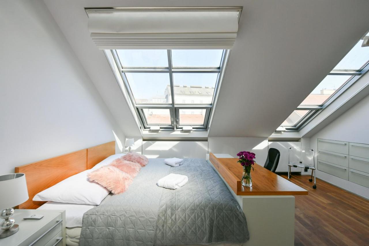 Luxury Central Penthouse With Sauna, Terrace, 250M2, 5Bdrm, 3Bthrm Prag Exteriör bild