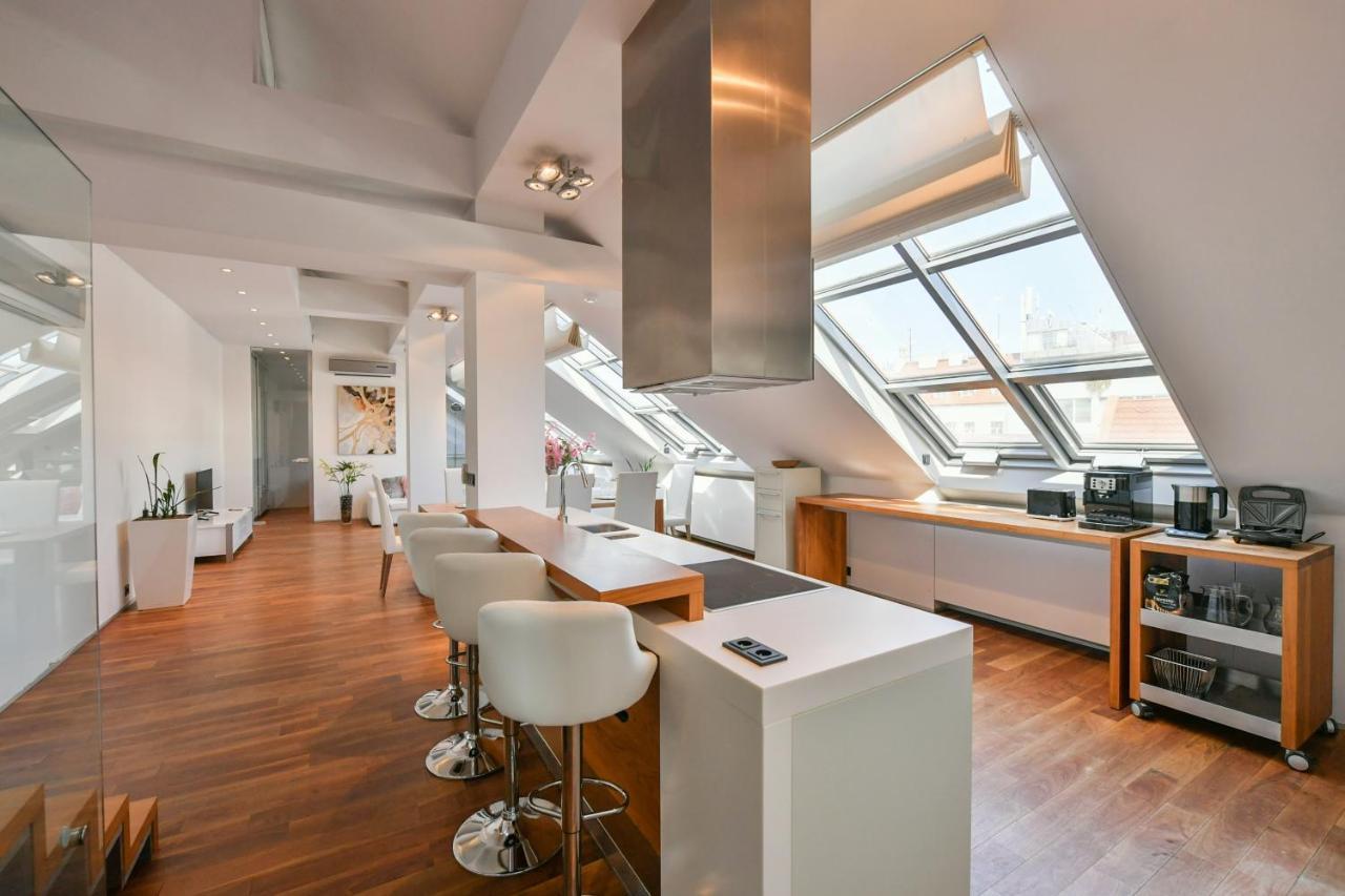 Luxury Central Penthouse With Sauna, Terrace, 250M2, 5Bdrm, 3Bthrm Prag Exteriör bild
